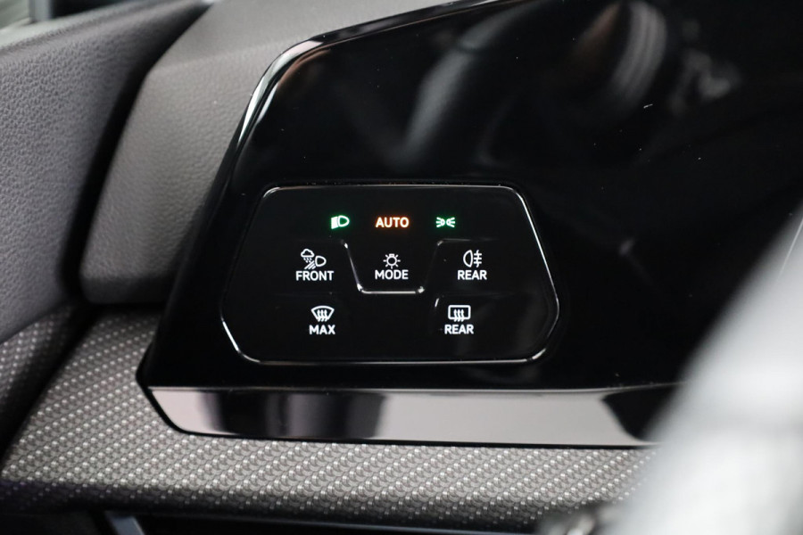 Volkswagen Golf 1.5 eTSI R-Line DSG (Automaat) | Verlengde garantie | Panorama dak | Harman Kardon | Head Up Display | Matrix koplampen | Standkachel |
