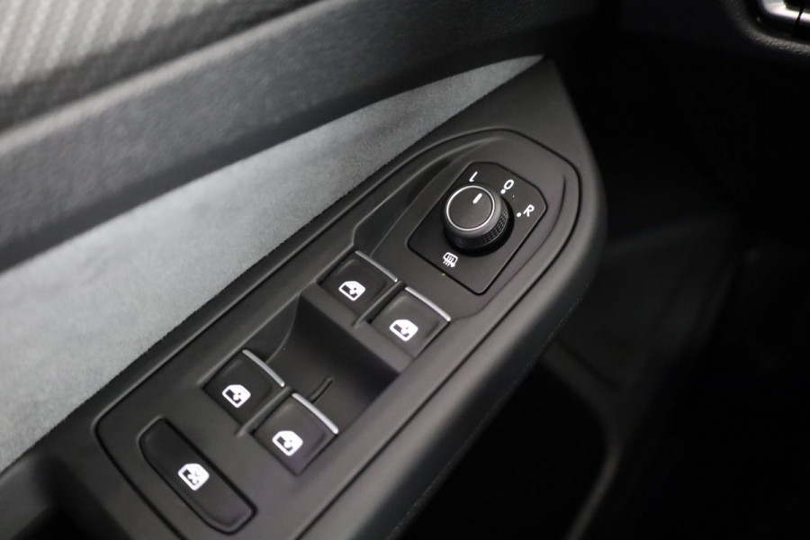 Volkswagen Golf 1.5 eTSI R-Line DSG (Automaat) | Verlengde garantie | Panorama dak | Harman Kardon | Head Up Display | Matrix koplampen | Standkachel |