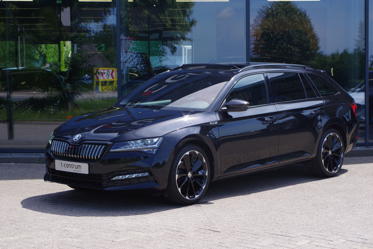 Škoda Superb Combi 1.4 TSI iV Sportline Business 218 PK PHEV, Panoramadak, Trekhaak, Winterpakket, Škoda Superb Combi 1.4 TSI iV Sportline Business 218 PK PHEV, Panoramadak, Trekhaak, Winterpakket,