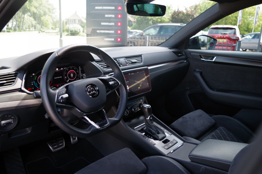 Škoda Superb Combi 1.4 TSI iV Sportline Business 218 PK PHEV, Panoramadak, Trekhaak, Winterpakket,
