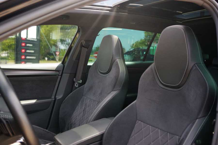 Škoda Superb Combi 1.4 TSI iV Sportline Business 218 PK PHEV, Panoramadak, Trekhaak, Winterpakket,