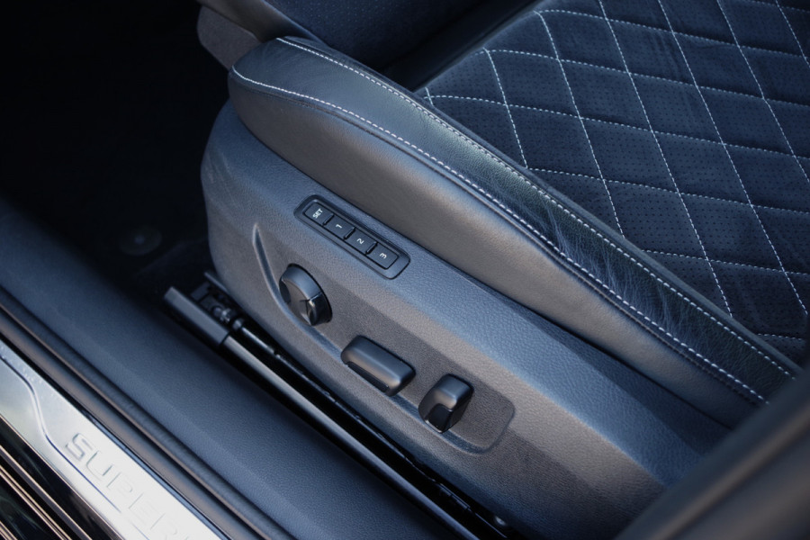 Škoda Superb Combi 1.4 TSI iV Sportline Business 218 PK PHEV, Panoramadak, Trekhaak, Winterpakket,