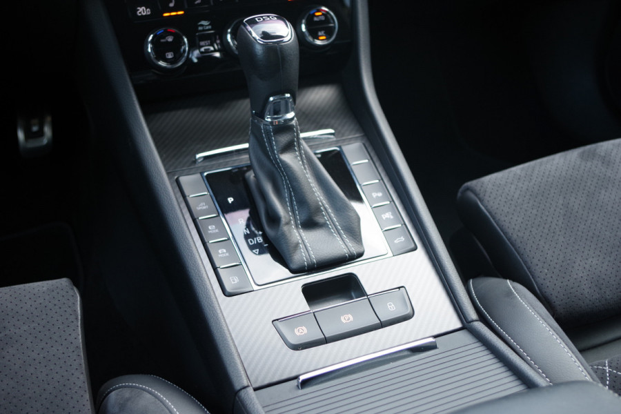 Škoda Superb Combi 1.4 TSI iV Sportline Business 218 PK PHEV, Panoramadak, Trekhaak, Winterpakket,