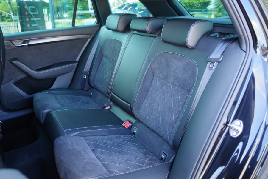 Škoda Superb Combi 1.4 TSI iV Sportline Business 218 PK PHEV, Panoramadak, Trekhaak, Winterpakket,