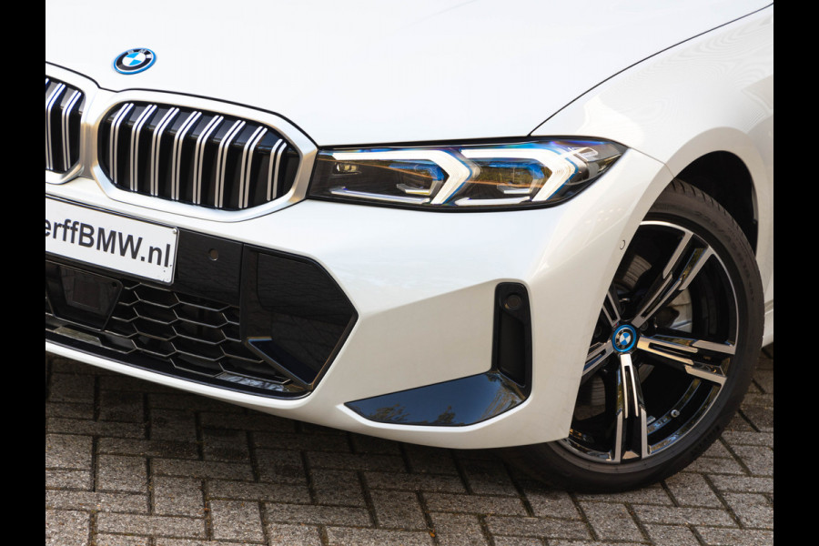 BMW 3 Serie Touring 330e M-Sport - ACC - Trekhaak - Hifi - Stuurwiel verwarmd - Camera