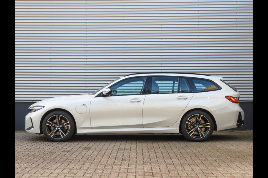 BMW 3 Serie Touring 330e M-Sport - ACC - Trekhaak - Hifi - Stuurwiel verwarmd - Camera