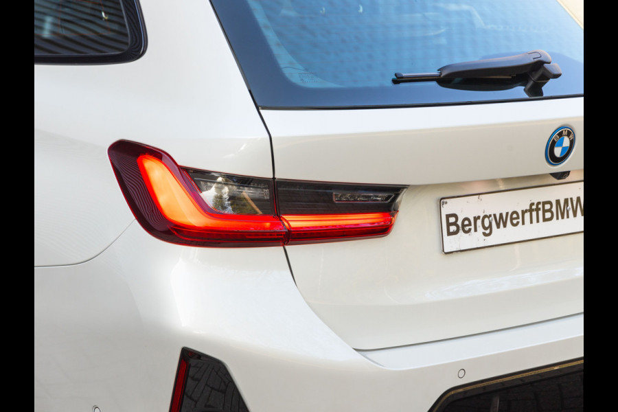 BMW 3 Serie Touring 330e M-Sport - ACC - Trekhaak - Hifi - Stuurwiel verwarmd - Camera