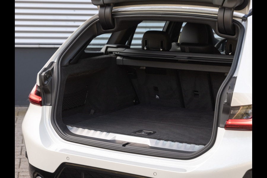 BMW 3 Serie Touring 330e M-Sport - ACC - Trekhaak - Hifi - Stuurwiel verwarmd - Camera