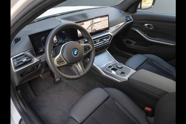 BMW 3 Serie Touring 330e M-Sport - ACC - Trekhaak - Hifi - Stuurwiel verwarmd - Camera