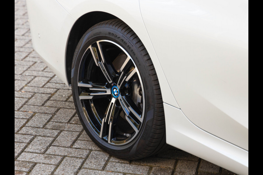 BMW 3 Serie Touring 330e M-Sport - ACC - Trekhaak - Hifi - Stuurwiel verwarmd - Camera