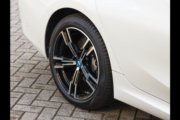 BMW 3 Serie Touring 330e M-Sport - ACC - Trekhaak - Hifi - Stuurwiel verwarmd - Camera