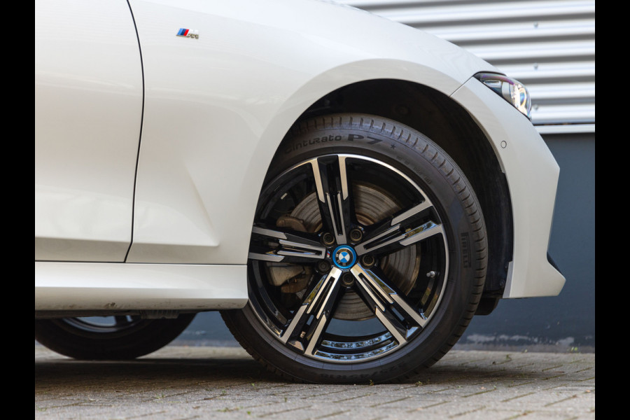 BMW 3 Serie Touring 330e M-Sport - ACC - Trekhaak - Hifi - Stuurwiel verwarmd - Camera