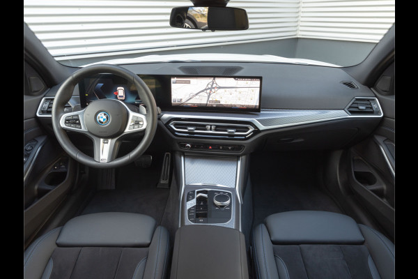 BMW 3 Serie Touring 330e M-Sport - ACC - Trekhaak - Hifi - Stuurwiel verwarmd - Camera