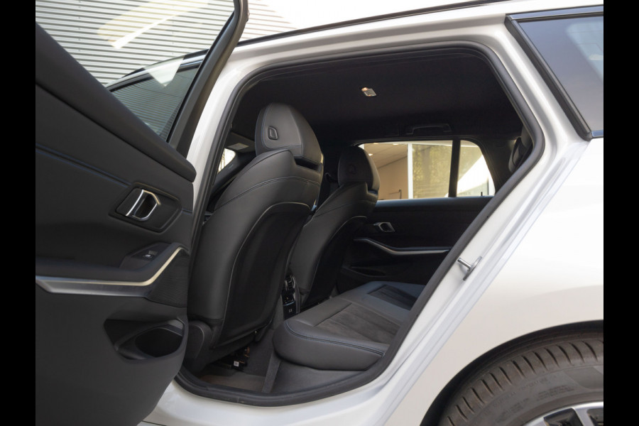 BMW 3 Serie Touring 330e M-Sport - ACC - Trekhaak - Hifi - Stuurwiel verwarmd - Camera