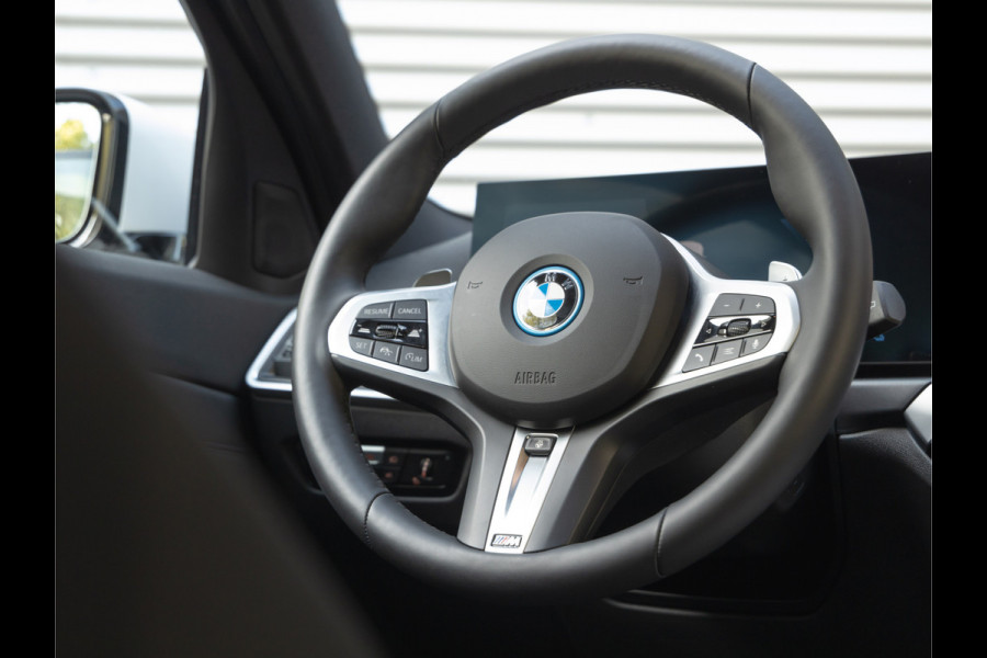 BMW 3 Serie Touring 330e M-Sport - ACC - Trekhaak - Hifi - Stuurwiel verwarmd - Camera