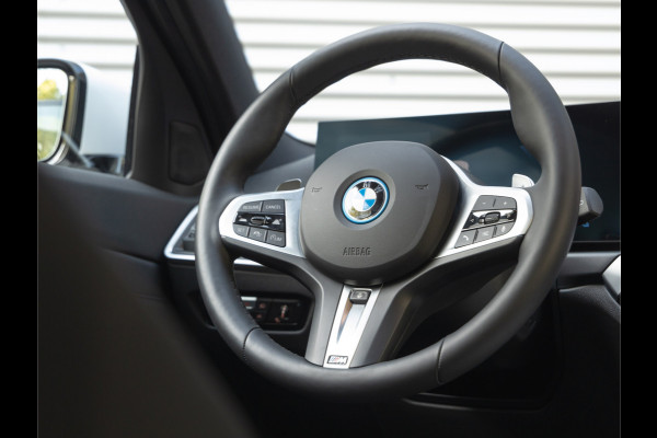 BMW 3 Serie Touring 330e M-Sport - ACC - Trekhaak - Hifi - Stuurwiel verwarmd - Camera