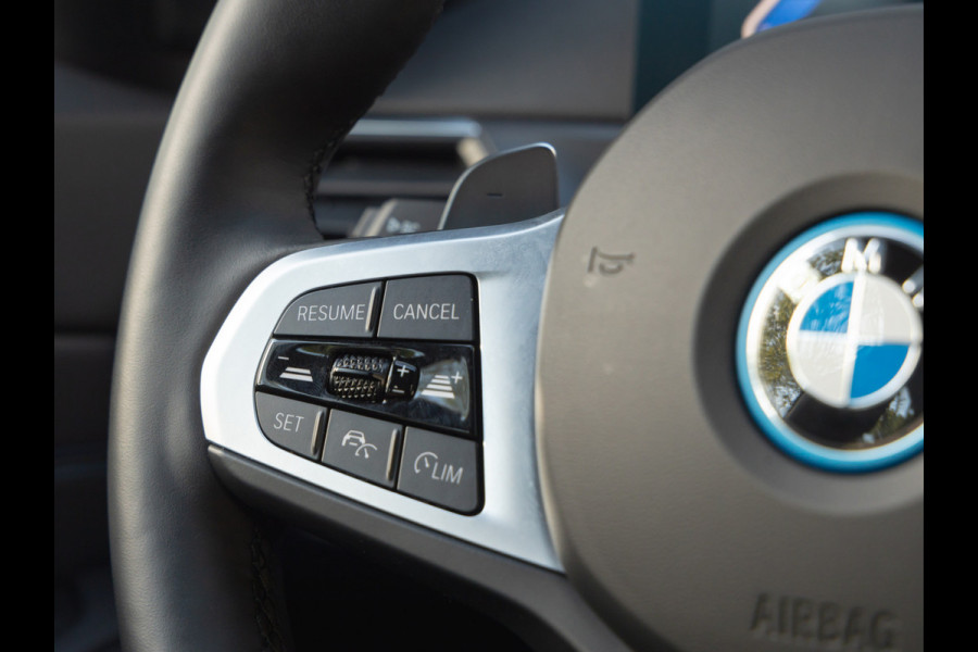 BMW 3 Serie Touring 330e M-Sport - ACC - Trekhaak - Hifi - Stuurwiel verwarmd - Camera