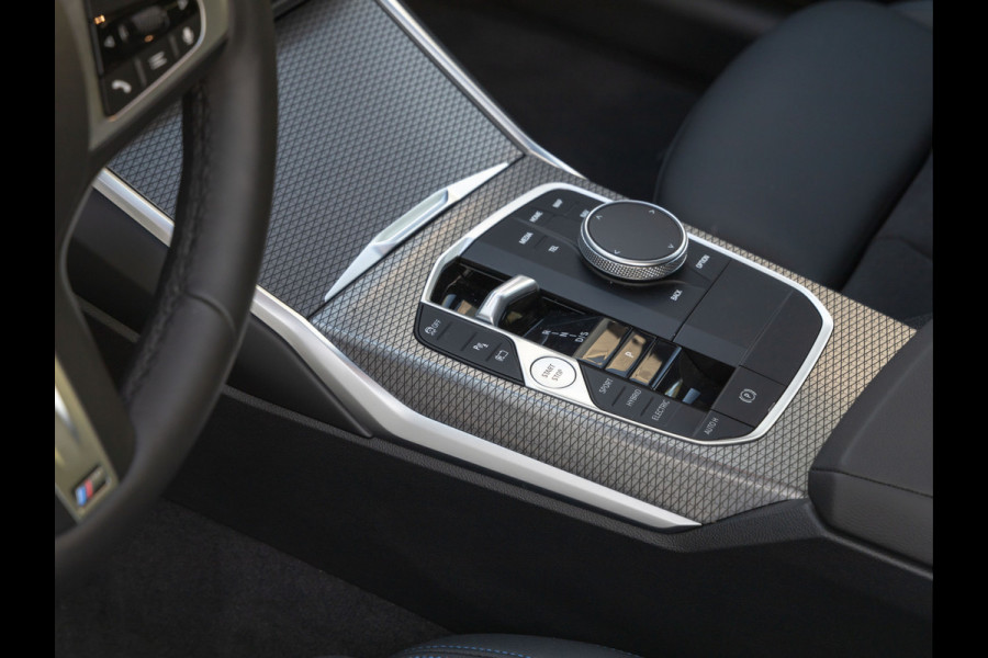 BMW 3 Serie Touring 330e M-Sport - ACC - Trekhaak - Hifi - Stuurwiel verwarmd - Camera