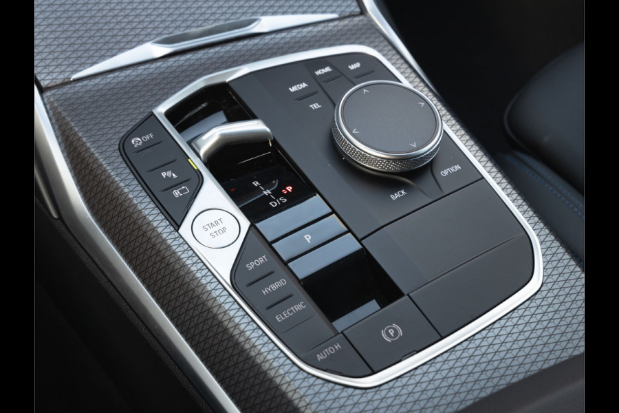BMW 3 Serie Touring 330e M-Sport - ACC - Trekhaak - Hifi - Stuurwiel verwarmd - Camera