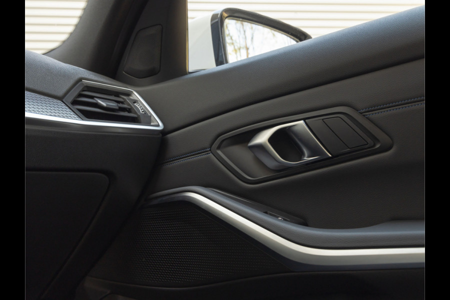 BMW 3 Serie Touring 330e M-Sport - ACC - Trekhaak - Hifi - Stuurwiel verwarmd - Camera