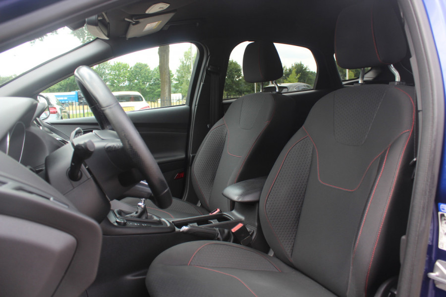 Ford Focus 1.5 ST-Line / Trekhaak / Navigatie / Parkeerhulp V+A / 18'' / Xenon / Cruise Control