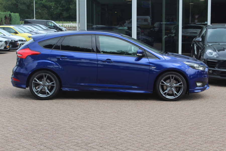Ford Focus 1.5 ST-Line / Trekhaak / Navigatie / Parkeerhulp V+A / 18'' / Xenon / Cruise Control