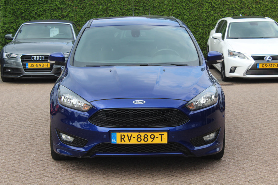 Ford Focus 1.5 ST-Line / Trekhaak / Navigatie / Parkeerhulp V+A / 18'' / Xenon / Cruise Control