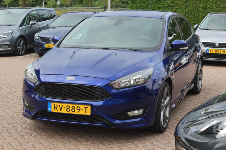 Ford Focus 1.5 ST-Line / Trekhaak / Navigatie / Parkeerhulp V+A / 18'' / Xenon / Cruise Control