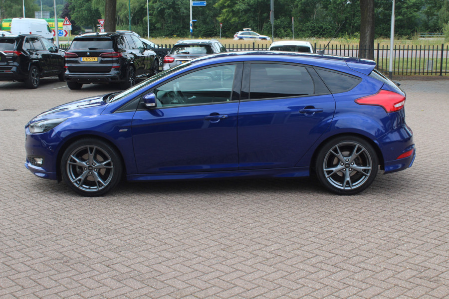 Ford Focus 1.5 ST-Line / Trekhaak / Navigatie / Parkeerhulp V+A / 18'' / Xenon / Cruise Control