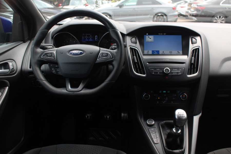 Ford Focus 1.5 ST-Line / Trekhaak / Navigatie / Parkeerhulp V+A / 18'' / Xenon / Cruise Control