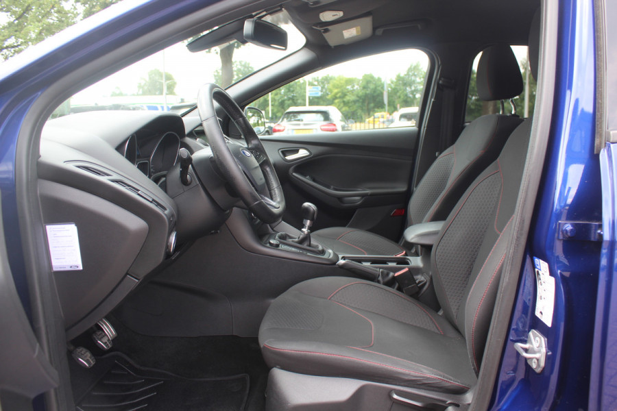 Ford Focus 1.5 ST-Line / Trekhaak / Navigatie / Parkeerhulp V+A / 18'' / Xenon / Cruise Control