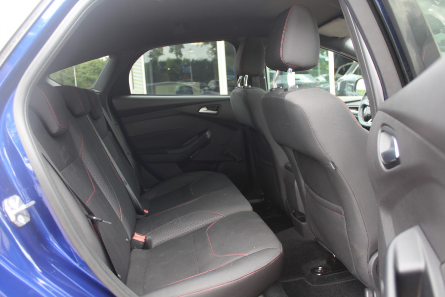 Ford Focus 1.5 ST-Line / Trekhaak / Navigatie / Parkeerhulp V+A / 18'' / Xenon / Cruise Control
