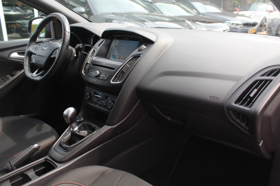 Ford Focus 1.5 ST-Line / Trekhaak / Navigatie / Parkeerhulp V+A / 18'' / Xenon / Cruise Control