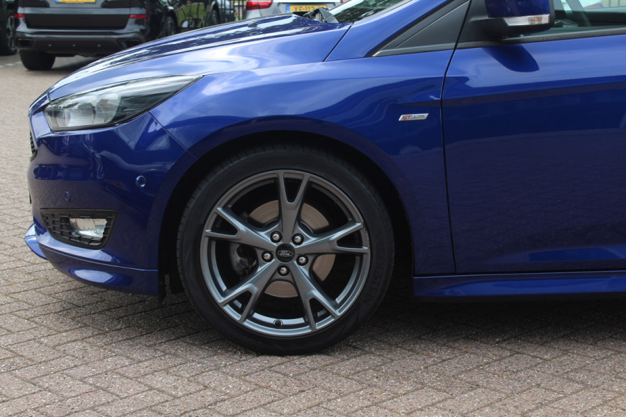 Ford Focus 1.5 ST-Line / Trekhaak / Navigatie / Parkeerhulp V+A / 18'' / Xenon / Cruise Control