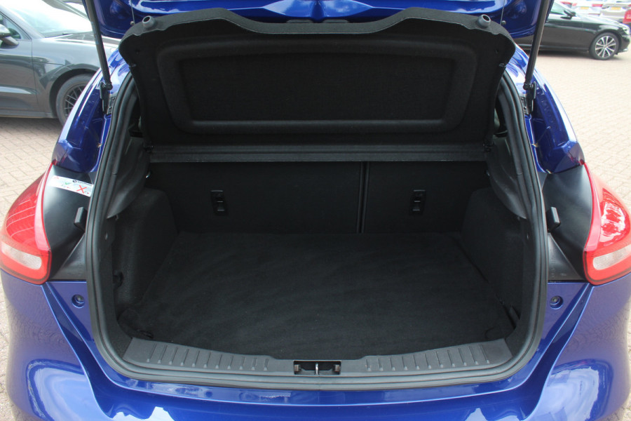 Ford Focus 1.5 ST-Line / Trekhaak / Navigatie / Parkeerhulp V+A / 18'' / Xenon / Cruise Control