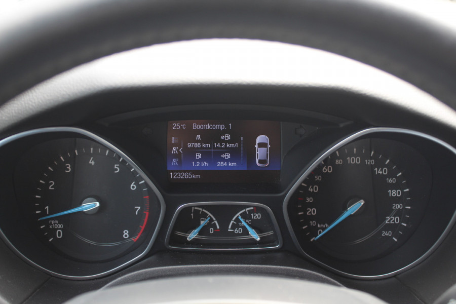 Ford Focus 1.5 ST-Line / Trekhaak / Navigatie / Parkeerhulp V+A / 18'' / Xenon / Cruise Control