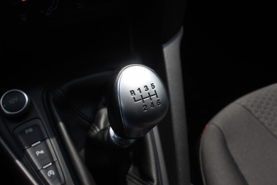 Ford Focus 1.5 ST-Line / Trekhaak / Navigatie / Parkeerhulp V+A / 18'' / Xenon / Cruise Control