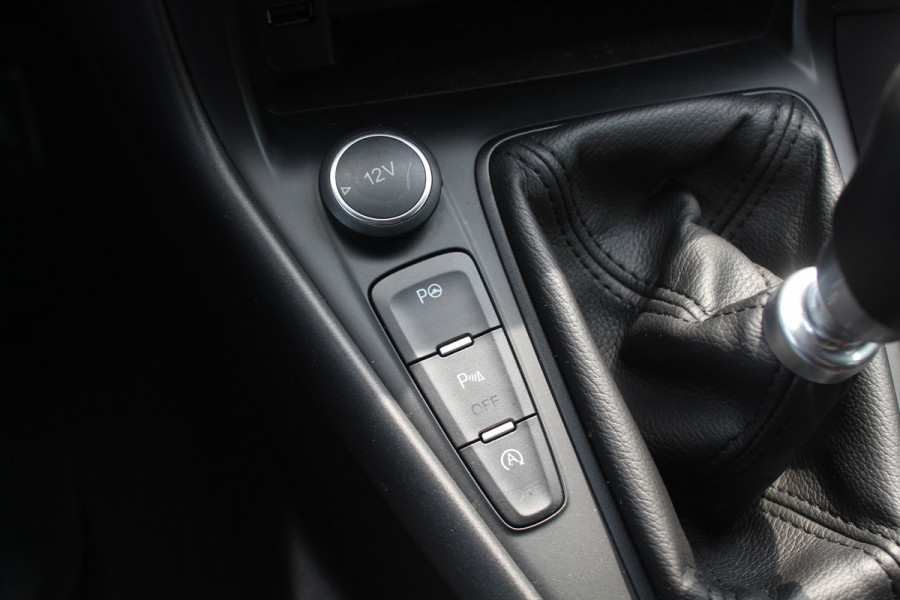 Ford Focus 1.5 ST-Line / Trekhaak / Navigatie / Parkeerhulp V+A / 18'' / Xenon / Cruise Control