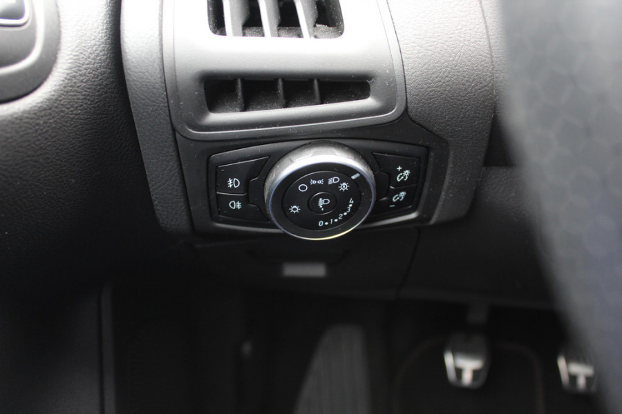 Ford Focus 1.5 ST-Line / Trekhaak / Navigatie / Parkeerhulp V+A / 18'' / Xenon / Cruise Control