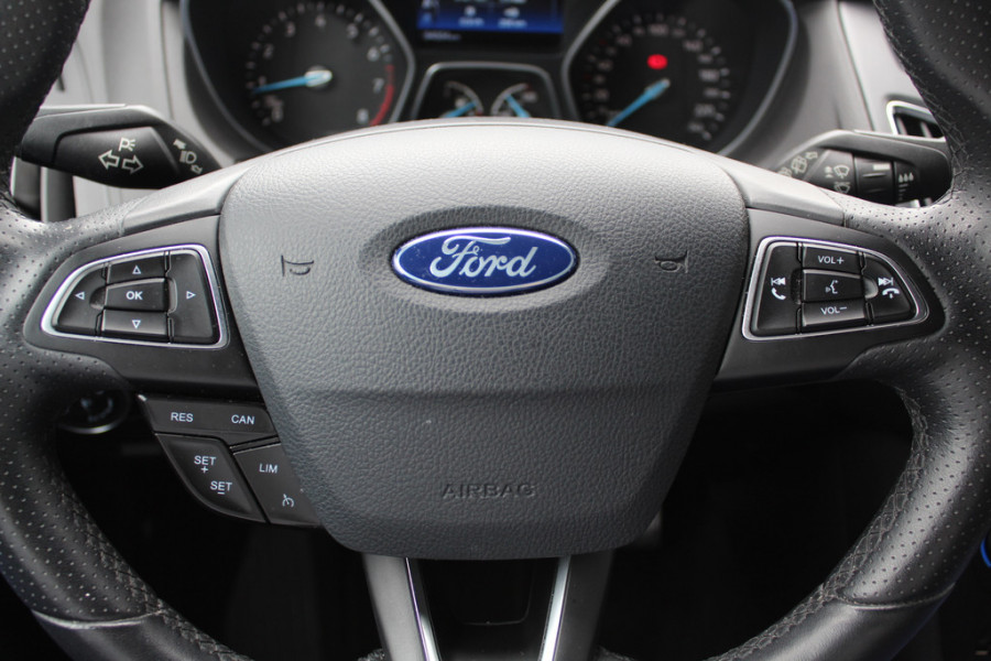 Ford Focus 1.5 ST-Line / Trekhaak / Navigatie / Parkeerhulp V+A / 18'' / Xenon / Cruise Control