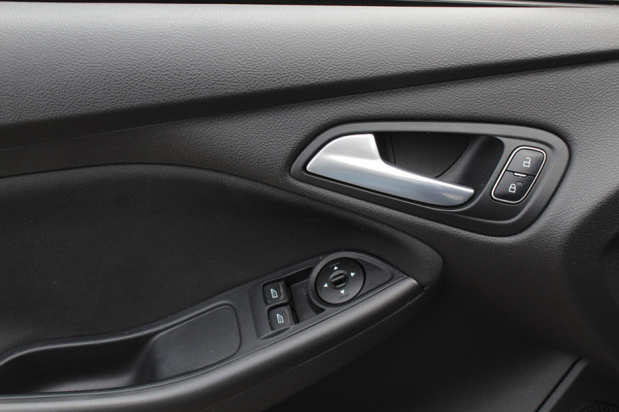 Ford Focus 1.5 ST-Line / Trekhaak / Navigatie / Parkeerhulp V+A / 18'' / Xenon / Cruise Control