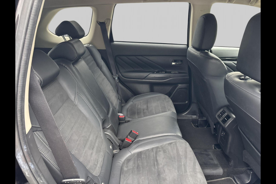Mitsubishi Outlander 2.4 PHEV LIMITED + adaptive cruise controle | elektrische achterklep | Tom Tom | verwarmbaar stuurwiel