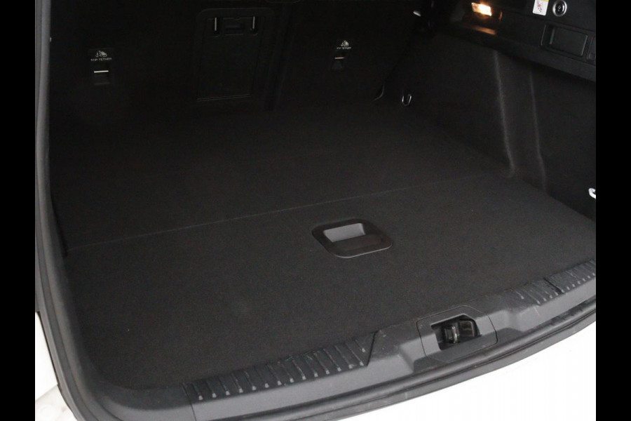 Ford Focus 1.5 EcoBoost ST Line X | Camera | Carplay | Trekhaak | Full LED | Navigatie | Keyless | Digital Cockpit | Climate control | Parkeerhulp | Cruise control