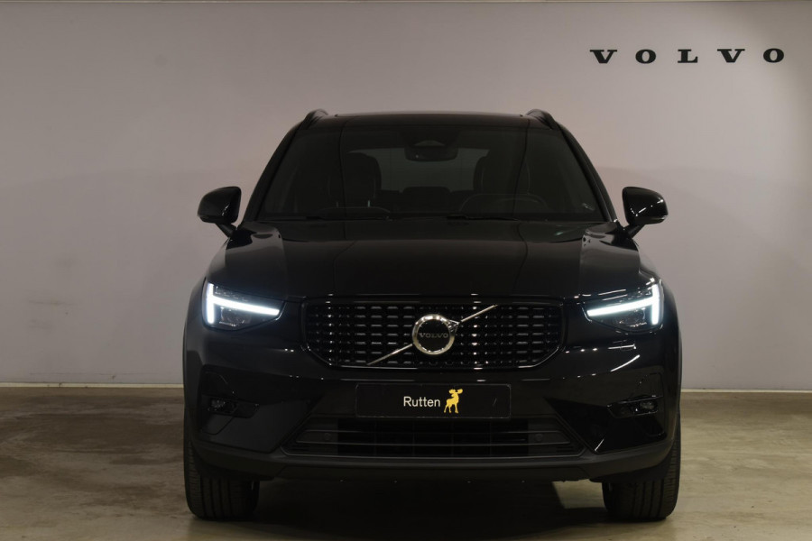 Volvo XC40 B3 177PK Plus Dark / Navigatie / Camera / Parkeersensoren / Adaptieve Cruise control / Elektrische stoelen / Harman Kardon / Panorama dak / LM velgen /