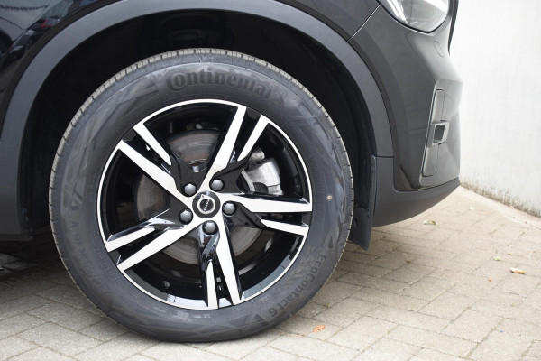 Volvo XC40 B3 177PK Plus Dark / Navigatie / Camera / Parkeersensoren / Adaptieve Cruise control / Elektrische stoelen / Harman Kardon / Panorama dak / LM velgen /