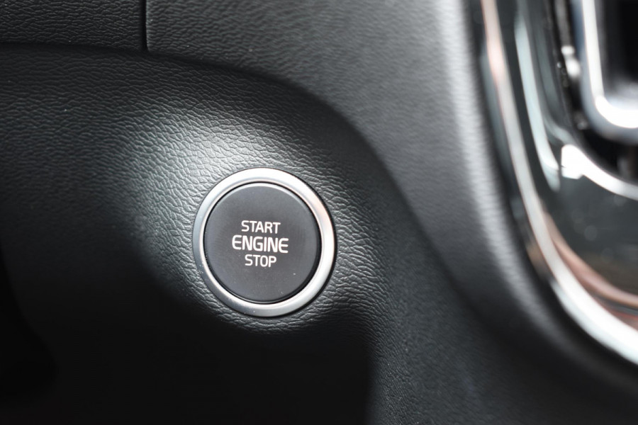 Volvo XC40 B3 177PK Plus Dark / Navigatie / Camera / Parkeersensoren / Adaptieve Cruise control / Elektrische stoelen / Harman Kardon / Panorama dak / LM velgen /