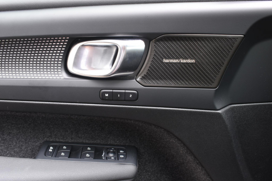 Volvo XC40 B3 177PK Plus Dark / Navigatie / Camera / Parkeersensoren / Adaptieve Cruise control / Elektrische stoelen / Harman Kardon / Panorama dak / LM velgen /