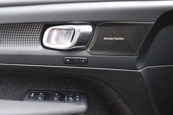 Volvo XC40 B3 177PK Plus Dark / Navigatie / Camera / Parkeersensoren / Adaptieve Cruise control / Elektrische stoelen / Harman Kardon / Panorama dak / LM velgen /