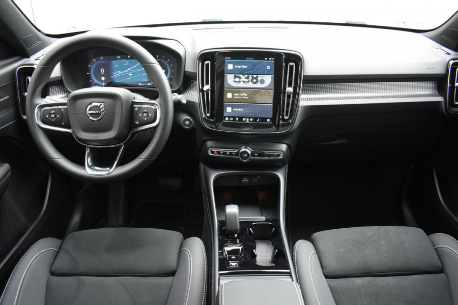 Volvo XC40 B3 177PK Plus Dark / Navigatie / Camera / Parkeersensoren / Adaptieve Cruise control / Elektrische stoelen / Harman Kardon / Panorama dak / LM velgen /