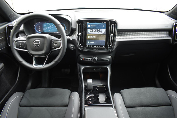 Volvo XC40 B3 177PK Plus Dark / Navigatie / Camera / Parkeersensoren / Adaptieve Cruise control / Elektrische stoelen / Harman Kardon / Panorama dak / LM velgen /
